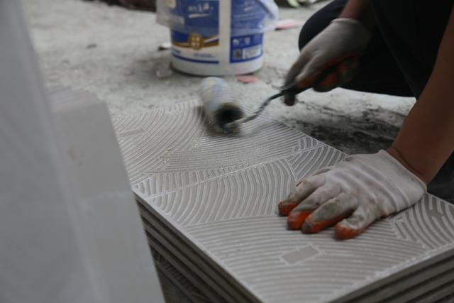 墙砖掉了还能重新用吗(墙砖掉了怎么补救方法视频)