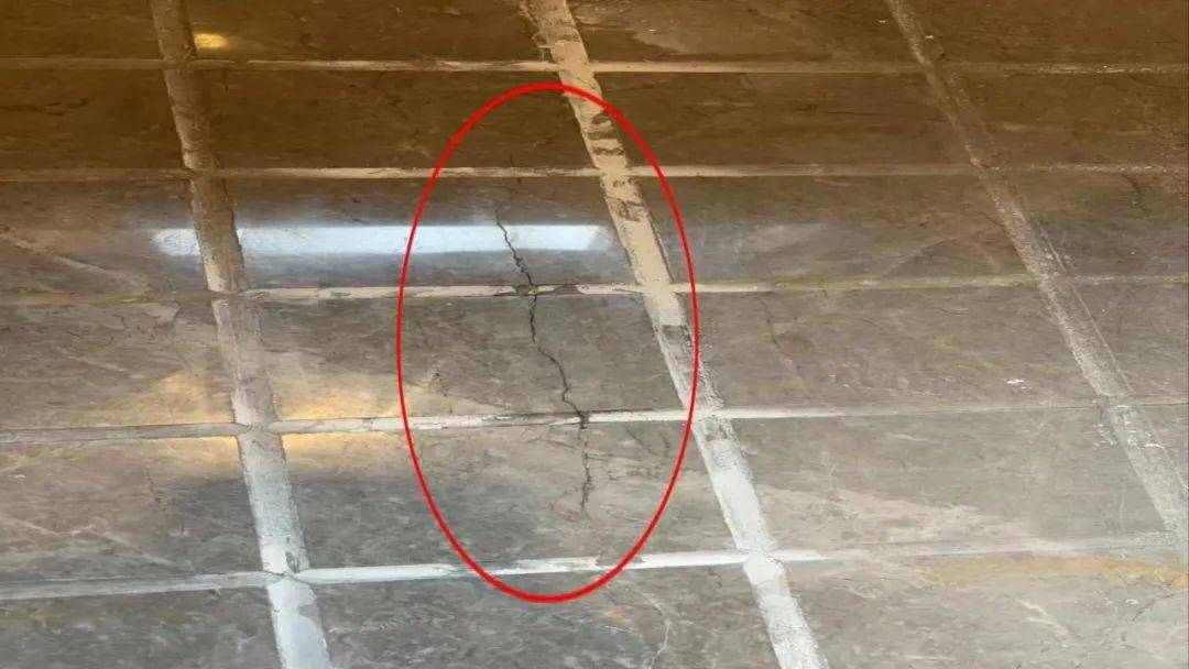 墙砖裂了什么原因导致的呢(墙砖裂了什么原因导致的呢怎么处理)