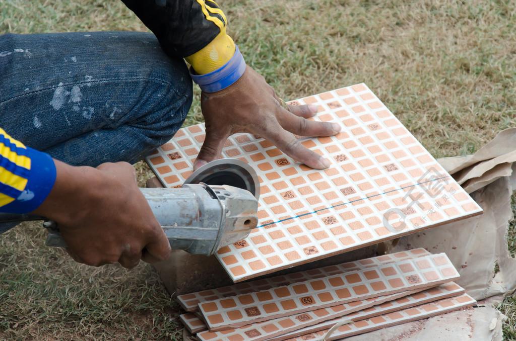 瓷砖现场切割还是厂家切割(瓷砖由厂家切割需要加工费吗)