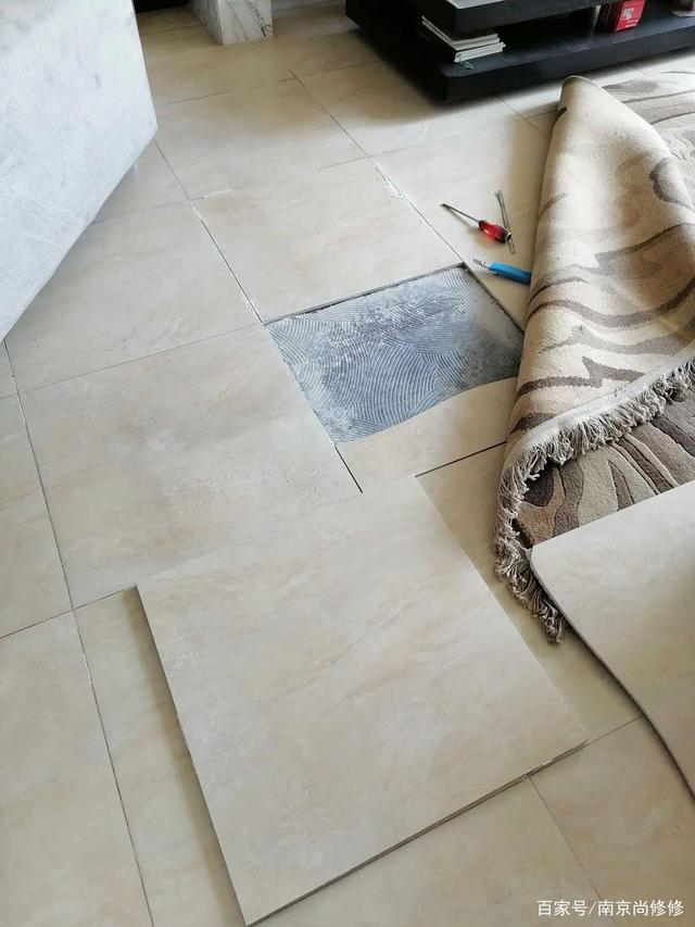 墙上贴的瓷砖空鼓快掉下来了该怎么补补