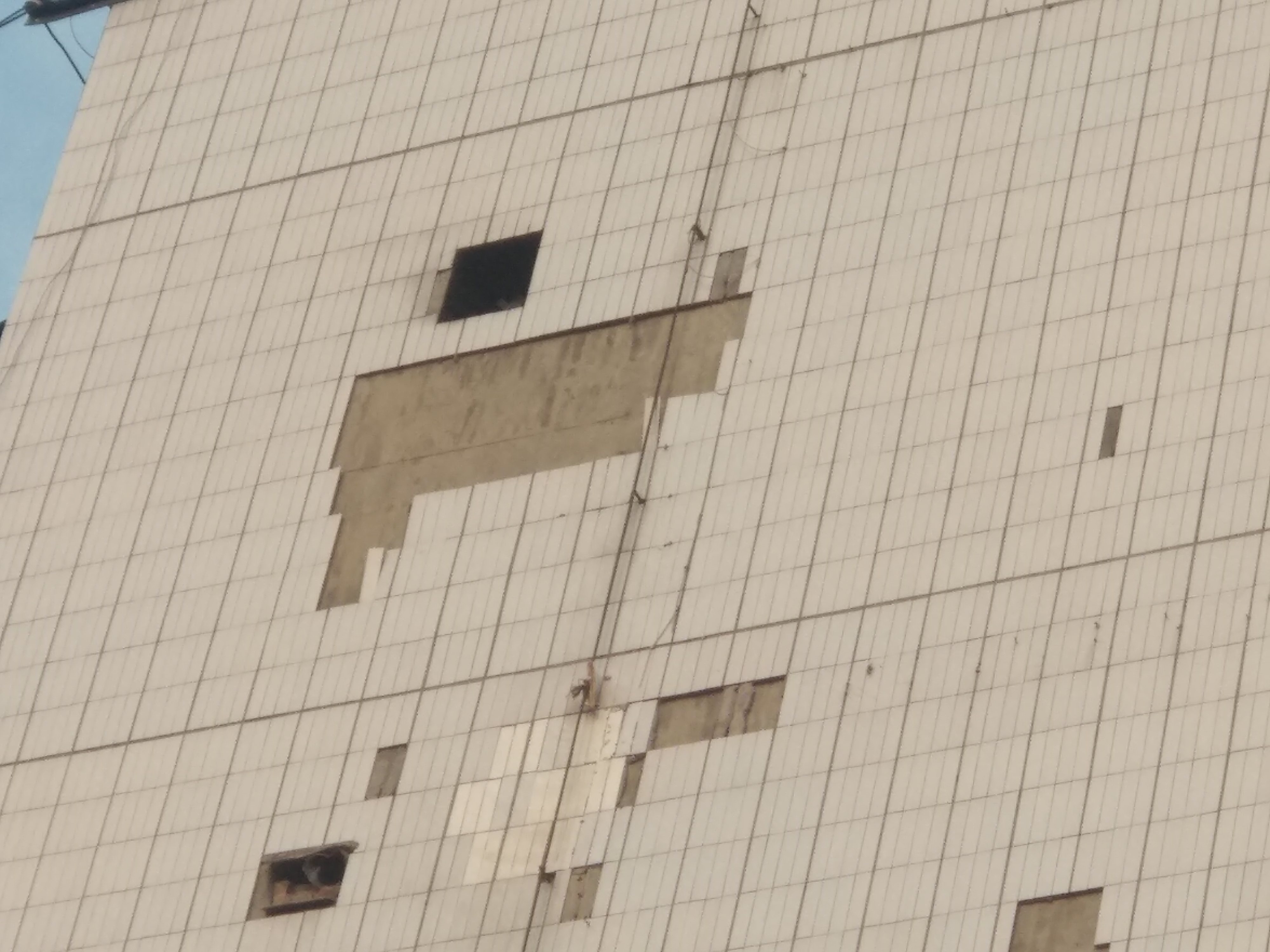 墙砖脱落(墙砖脱落最简单的修补方法)