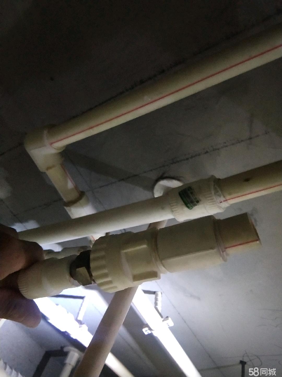 墙砖烂了怎样更换好(墙面砖坏了一块怎么能补进一块新的)